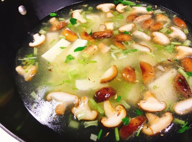 春天常給孩子做這道湯，補鈣又補鋅，骨頭湯都不如它，孩子很愛喝