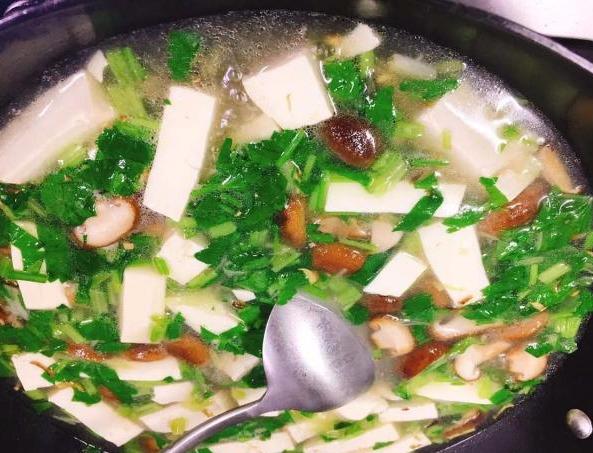 春天常給孩子做這道湯，補鈣又補鋅，骨頭湯都不如它，孩子很愛喝