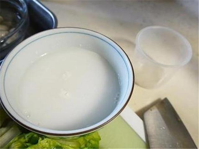 做水煎餃時，可別光會下鍋煎，多加1樣東西，餃子又香又酥脆