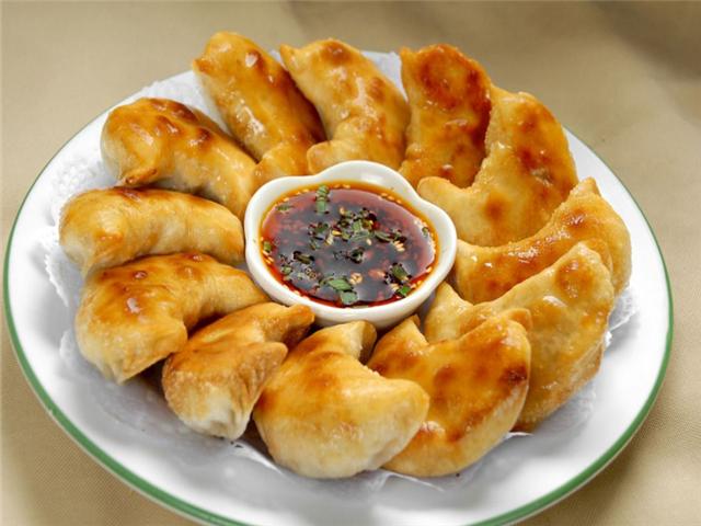 做水煎餃時，可別光會下鍋煎，多加1樣東西，餃子又香又酥脆