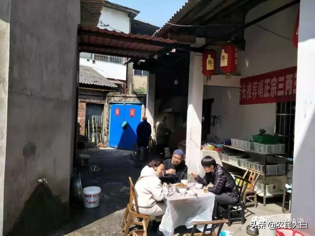 企業破產後，他靠三道家常菜，在家裡開飯店火了18年