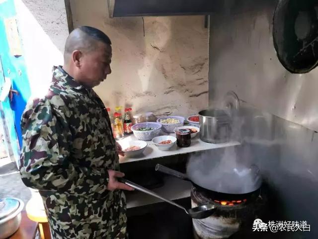 企業破產後，他靠三道家常菜，在家裡開飯店火了18年
