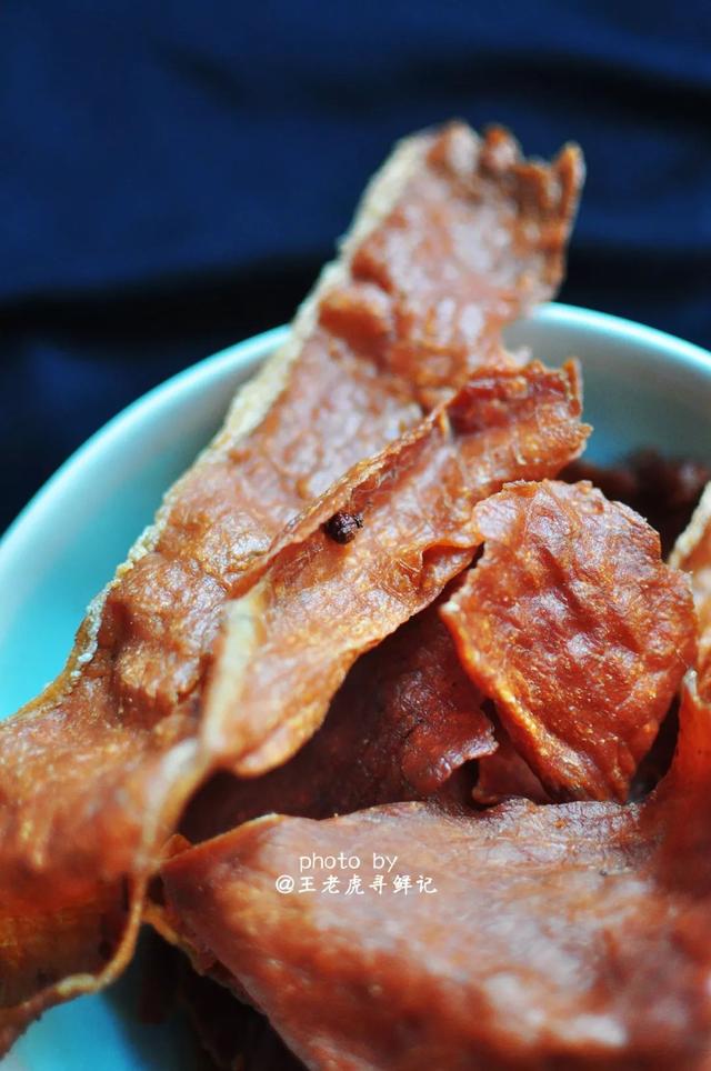 博山風乾肉：薄如紙，透光亮， 嘎嘣脆，撲鼻香， 溫壺酒，喝三兩