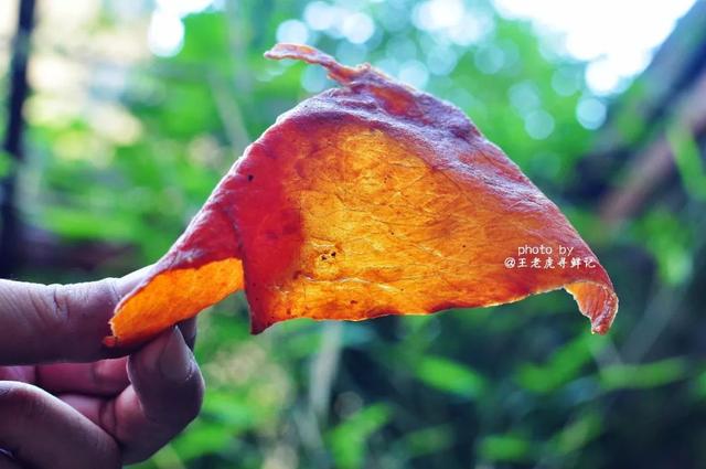 博山風乾肉：薄如紙，透光亮， 嘎嘣脆，撲鼻香， 溫壺酒，喝三兩