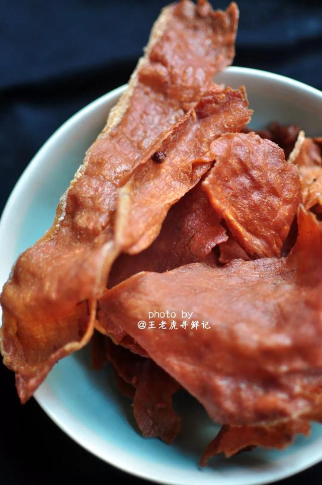 博山風乾肉：薄如紙，透光亮， 嘎嘣脆，撲鼻香， 溫壺酒，喝三兩