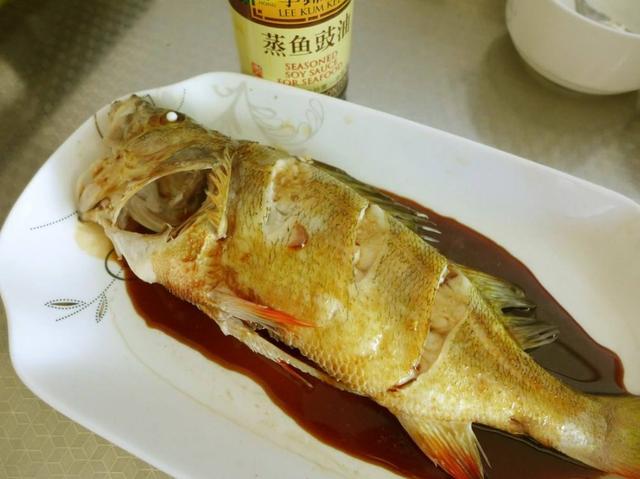 蒸魚不要再澆蒸魚豉油了，學會這蔥油汁的做法，魚肉更鮮香好吃