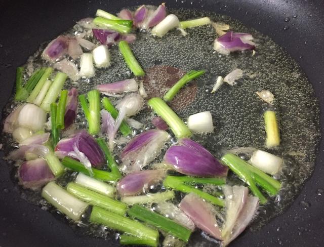 蒸魚不要再澆蒸魚豉油了，學會這蔥油汁的做法，魚肉更鮮香好吃