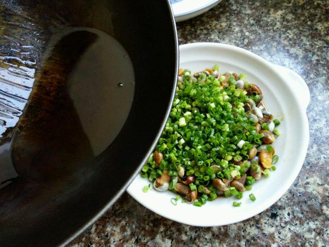 蒸魚不要再澆蒸魚豉油了，學會這蔥油汁的做法，魚肉更鮮香好吃