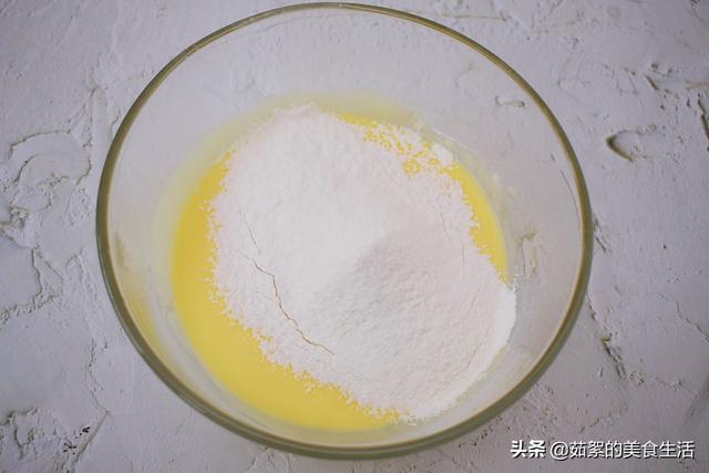 1碗麵粉，1杯酸奶，2個雞蛋，烙好的早餐餅比蛋糕好吃，孩子最愛
