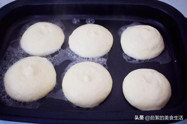 1碗麵粉，1杯酸奶，2個雞蛋，烙好的早餐餅比蛋糕好吃，孩子最愛