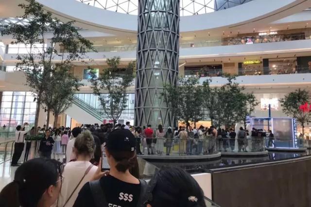 排隊4小時，黃牛賣70元一杯被秒殺！網友打卡大白兔奶茶店：並沒有大白兔的味道