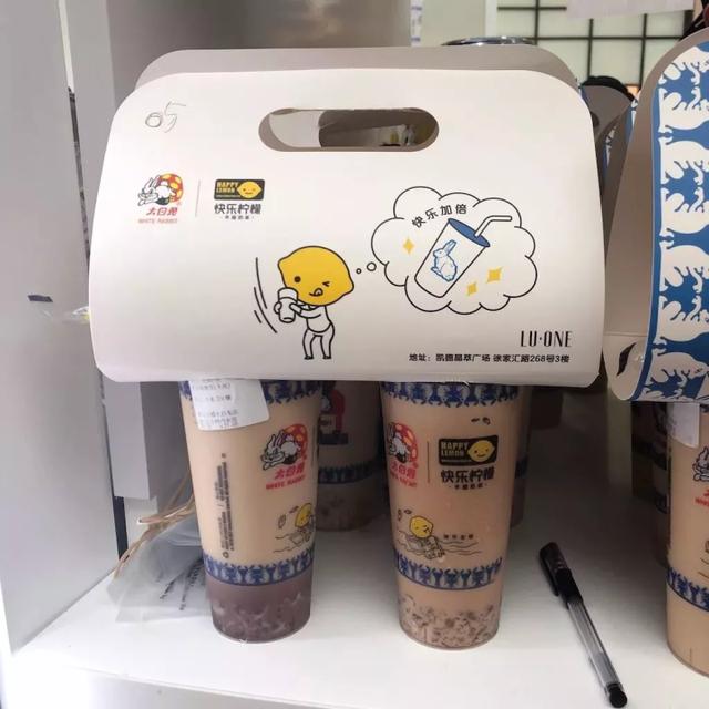 排隊4小時，黃牛賣70元一杯被秒殺！網友打卡大白兔奶茶店：並沒有大白兔的味道