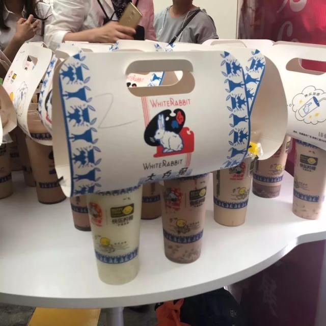 排隊4小時，黃牛賣70元一杯被秒殺！網友打卡大白兔奶茶店：並沒有大白兔的味道