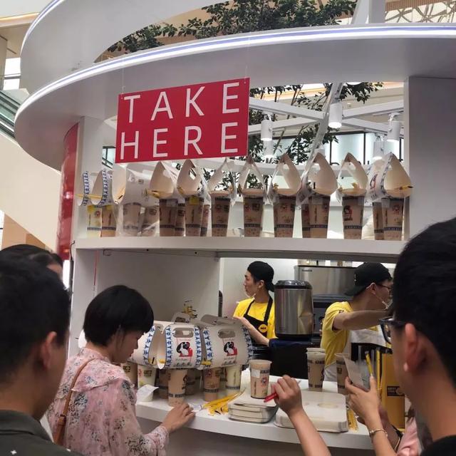 排隊4小時，黃牛賣70元一杯被秒殺！網友打卡大白兔奶茶店：並沒有大白兔的味道