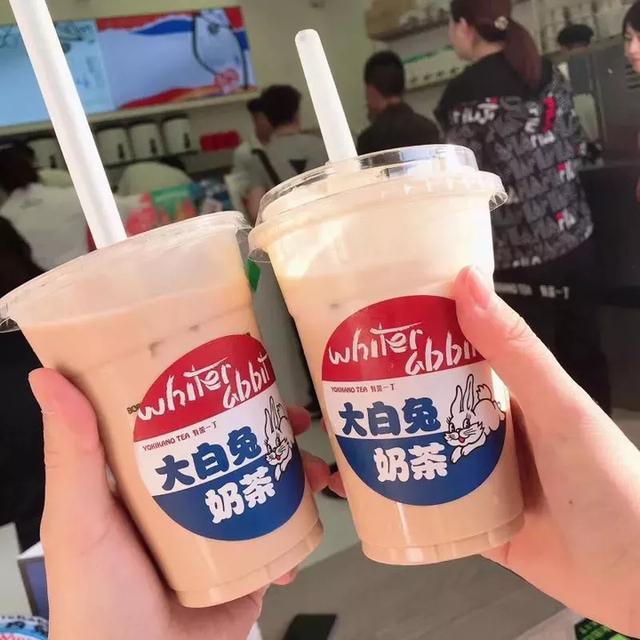 排隊4小時，黃牛賣70元一杯被秒殺！網友打卡大白兔奶茶店：並沒有大白兔的味道