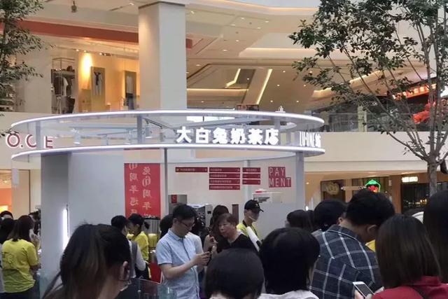 排隊4小時，黃牛賣70元一杯被秒殺！網友打卡大白兔奶茶店：並沒有大白兔的味道