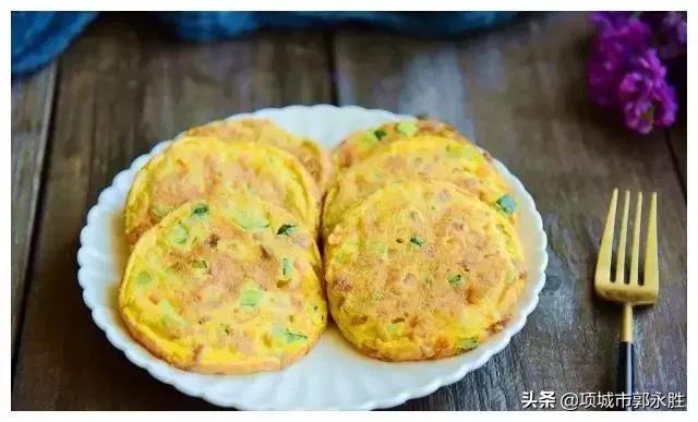 夏天，這早餐餅不加水，不加麵粉，拌一拌，6分鐘一摞，孩子愛吃