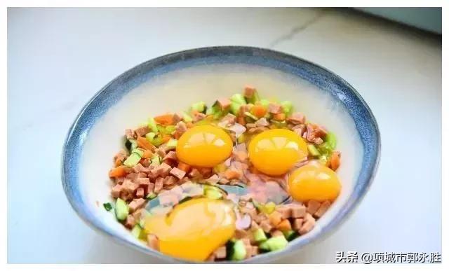 夏天，這早餐餅不加水，不加麵粉，拌一拌，6分鐘一摞，孩子愛吃