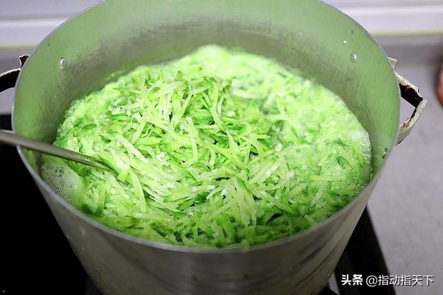 喜歡吃包子的看過來，教你動手做「豬油渣蘿蔔雜糧包」，相當好吃