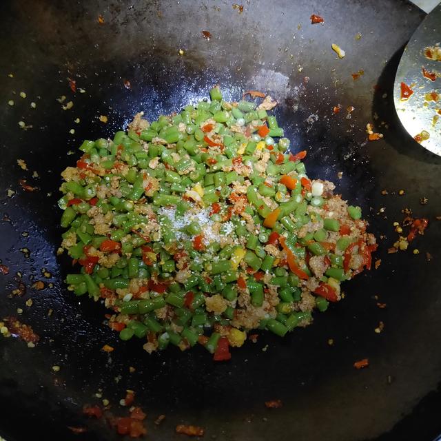 豇豆這麼做更下飯，酸辣「肉沫豇豆」！