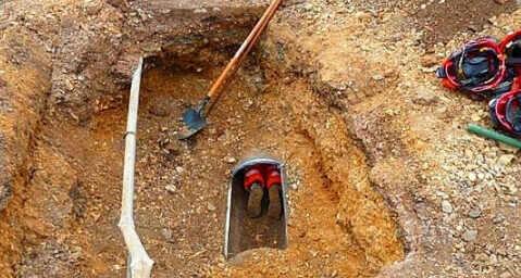 司機停車時聽到地下傳來狗叫聲，消防員挖地三尺終於將牠救出