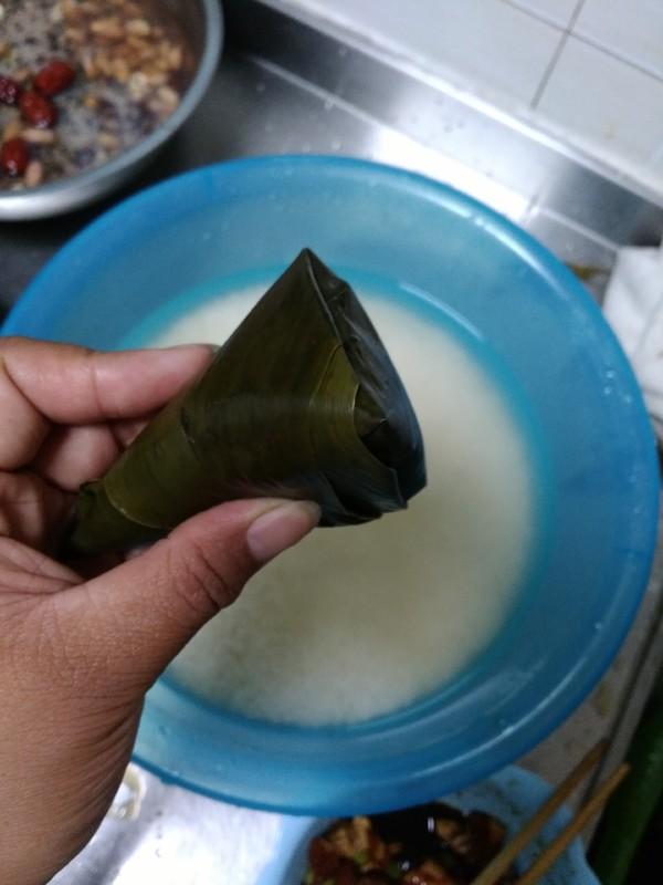 煮粽葉時，許多人用錯了「水」！難怪粽葉一點不軟還漏米！