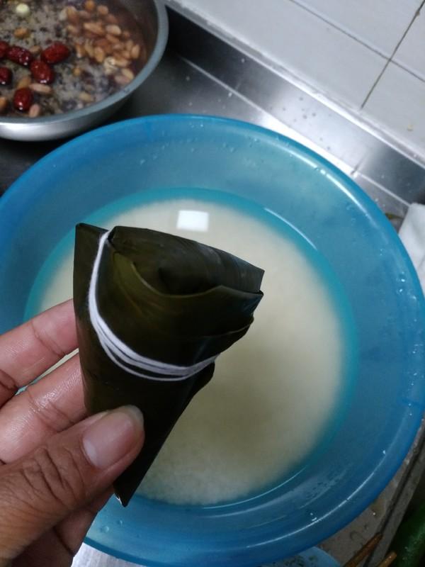 煮粽葉時，許多人用錯了「水」！難怪粽葉一點不軟還漏米！