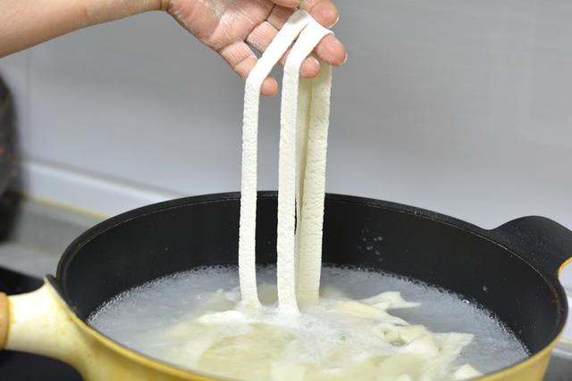 我做的油潑麵筋道入味，麻辣鮮香，孩子三天兩頭吵著吃，不吃不成