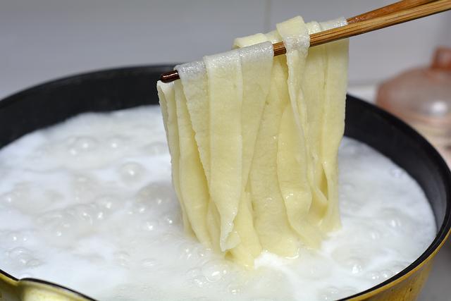 我做的油潑麵筋道入味，麻辣鮮香，孩子三天兩頭吵著吃，不吃不成