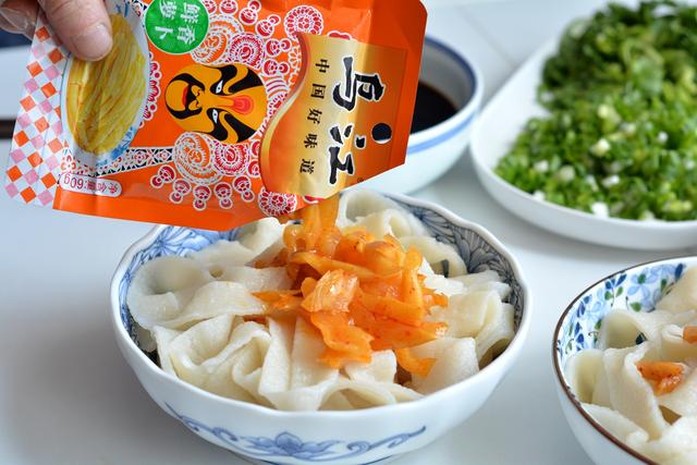 我做的油潑麵筋道入味，麻辣鮮香，孩子三天兩頭吵著吃，不吃不成