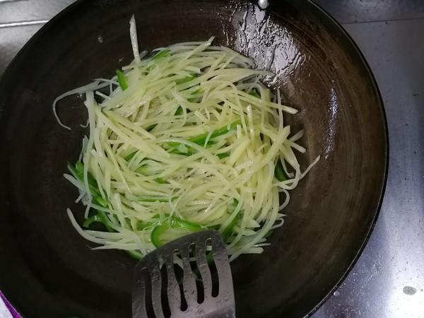 炒土豆絲掌握3個技巧，細如絲，脆爽不粘，麻辣酸溜，特過癮！