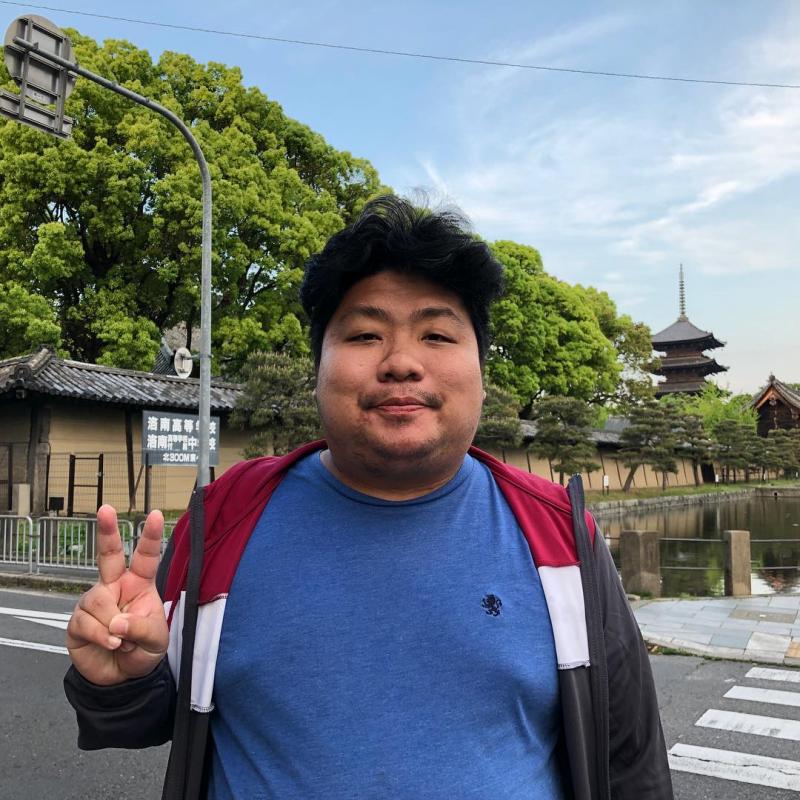 男人的天性？ 正妹深Ｖ熱舞「統神、國動」視線聚焦被抓包：看個爽好了！