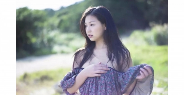 一個少婦在野外，全身的衣服被偷和三個男人發生的事情，驚醒所有世人！