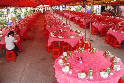 窮小子結婚，只擺五桌卻來了一百多人，結帳的時候更是失聲痛哭