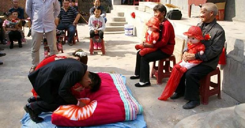 父親要我娶醜矮女人，婚後我外出五年未歸，再次踏進家我熱淚盈眶