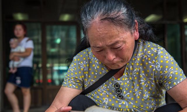 父親要我娶醜矮女人，婚後我外出五年未歸，再次踏進家我熱淚盈眶