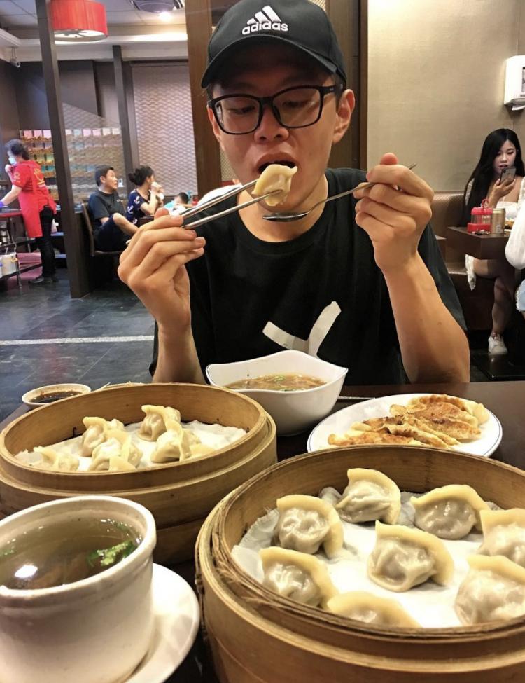 大胃王「丁丁」被網酸超臭.跩？遭店員爆黑掛「留言處超精彩」粉轉黑...網傻眼：必退訂