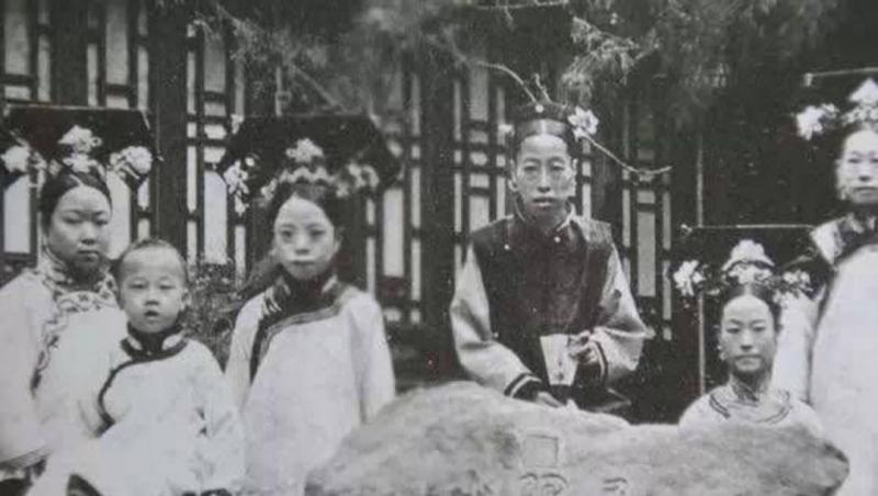 看完皇後，令妃，後宮三千佳麗的素顏照，終於知道皇上有多苦了