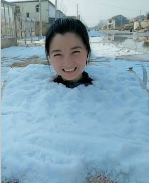 女孩「用雪把自己埋起來」求關注！大家看得心驚膽顫，鏡頭往下全怒：想紅也不能騙人吧！