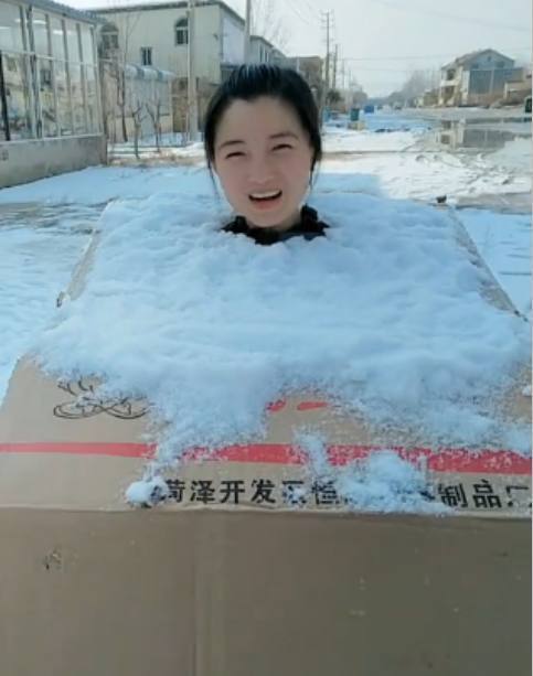 女孩「用雪把自己埋起來」求關注！大家看得心驚膽顫，鏡頭往下全怒：想紅也不能騙人吧！