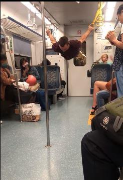 「不懂台灣的國情？」洋妞把區間車當遊戲場，漲紅臉扭腰… 傻眼PO爆料，網戰翻！