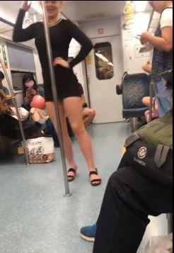 「不懂台灣的國情？」洋妞把區間車當遊戲場，漲紅臉扭腰… 傻眼PO爆料，網戰翻！