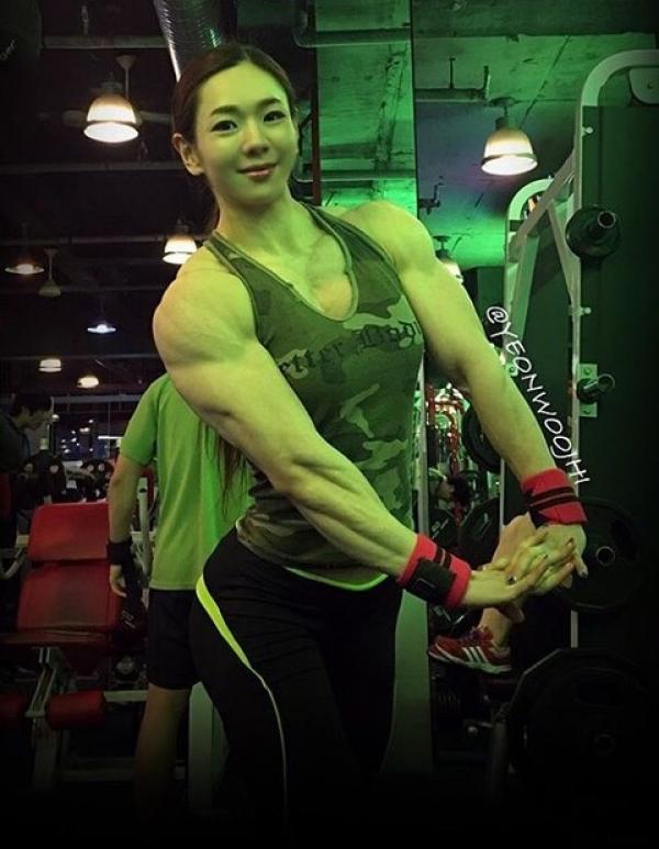 她的「甜美娃娃臉」迷倒一堆男人，但繼續往下看時。就沒人敢搭訕了... 點進來的要有心理準備！