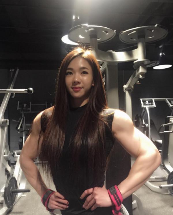 她的「甜美娃娃臉」迷倒一堆男人，但繼續往下看時。就沒人敢搭訕了... 點進來的要有心理準備！