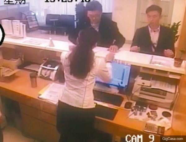 老婦門戶不出，但700萬存款竟「憑空消失」！警方追查後發現...竟是首次見到的新詐騙手法！