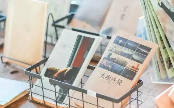 其實人生，就是一場路過。該翻頁的，就翻過去吧！