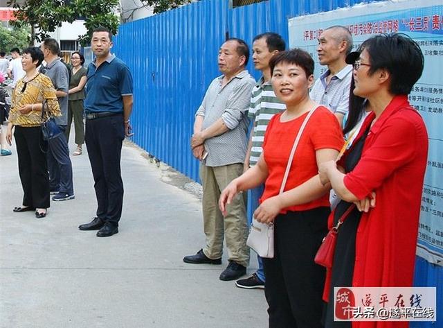 高考結束遂平二高發生感人一幕！（致敬，二高；祝福，學生！）