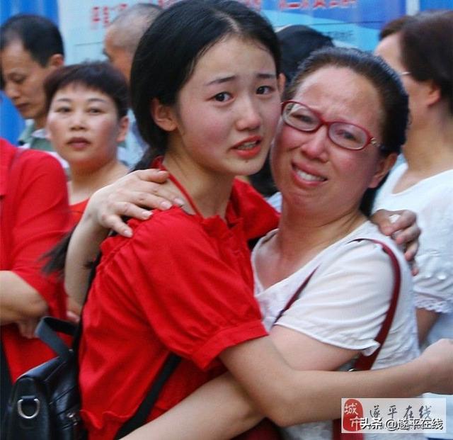 高考結束遂平二高發生感人一幕！（致敬，二高；祝福，學生！）