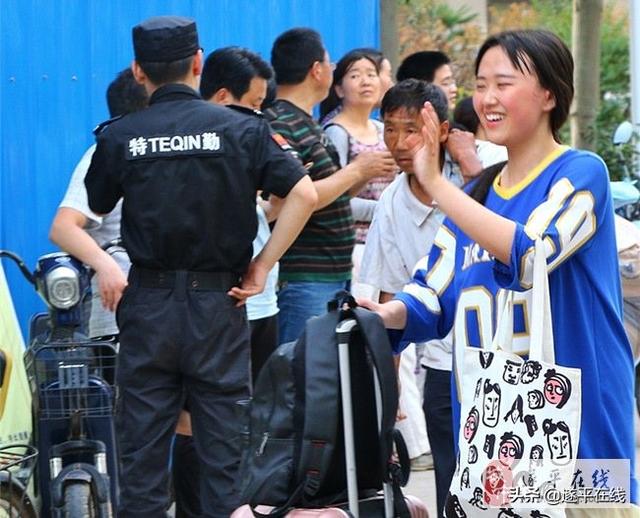 高考結束遂平二高發生感人一幕！（致敬，二高；祝福，學生！）