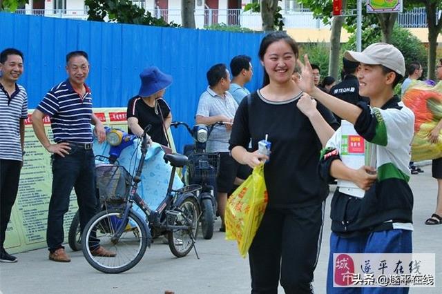 高考結束遂平二高發生感人一幕！（致敬，二高；祝福，學生！）